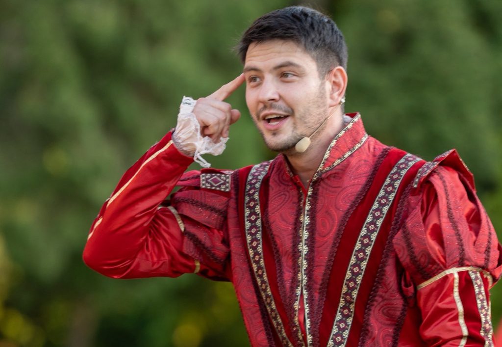 Cristi Neacșu, între vocile copilăriei și magia scenei de la Mogoșoaia |&nbsp;EXCLUSIV