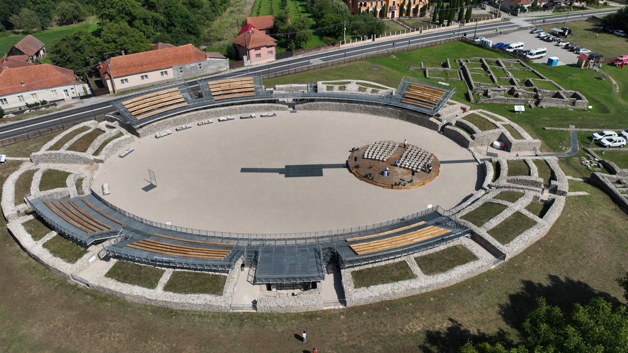Spectacolul istoriei reînvie: Amfiteatrul de la Ulpia Traiana Sarmizegetusa, redeschis publicului după o restaurare spectaculoasă