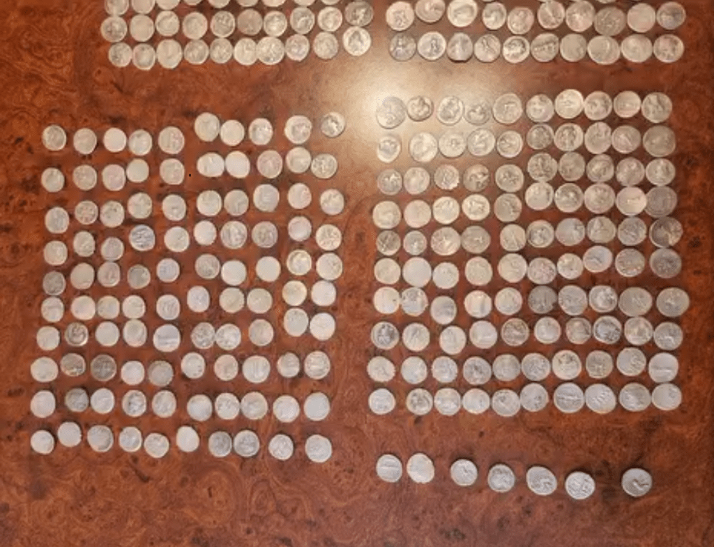 Descoperitorul unui tezaur roman din Hunedoara, recompensat conform legii cu 30.000 de&nbsp;lei