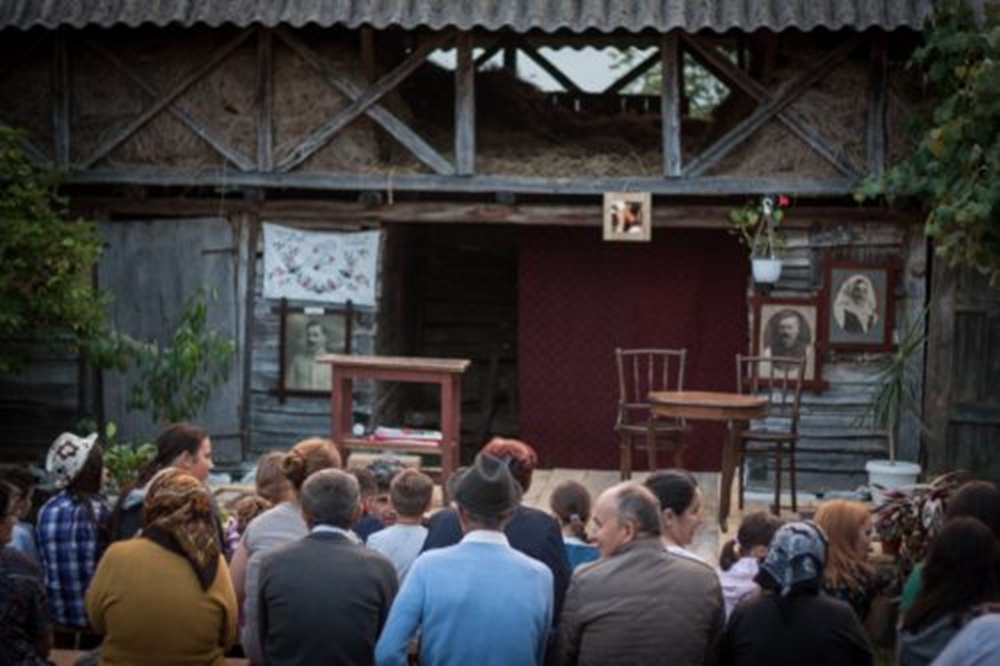 Fenomenul Cultură’n Şură continuă: După ce a strâns 1.000 de spectatori în sate, teatrul intră în școlile din Sălaj