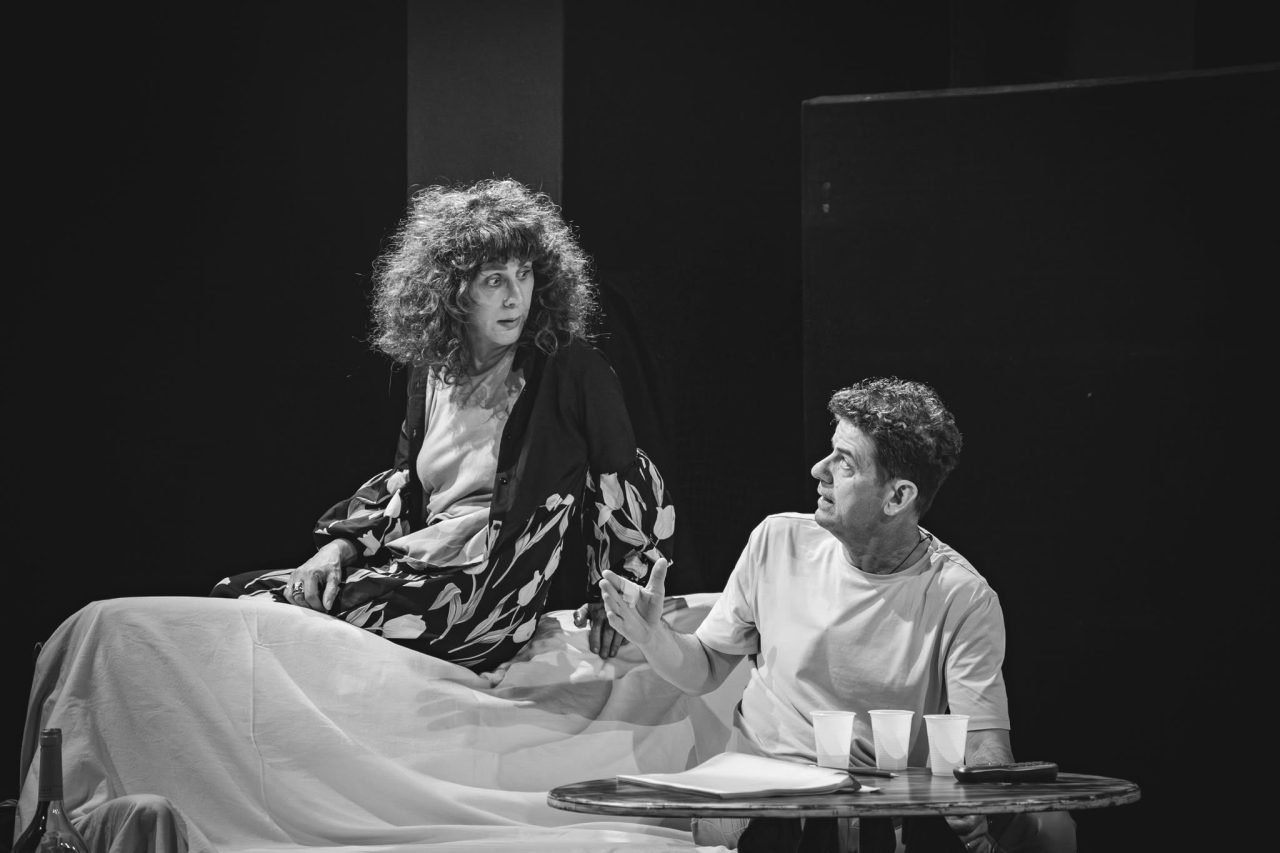 Ce vedem pe 25 Septembrie: „Jake și femeile lui” la Teatrul Nottara, o comedie unde realitatea se topește în ficțiune