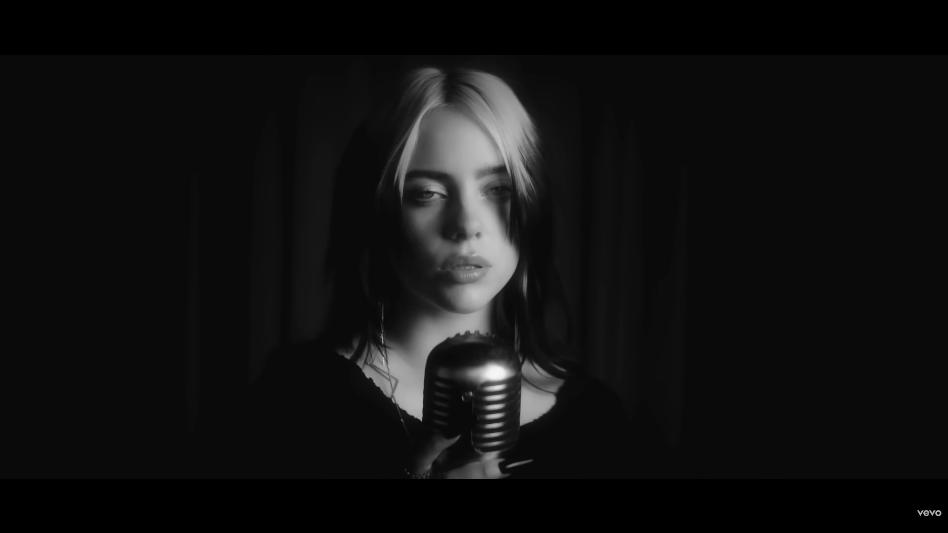 Billie Eilish, de nerecunoscut pe străzile din Toronto. Artista devine Esther Greenwood în „The Bell Jar” | FOTO