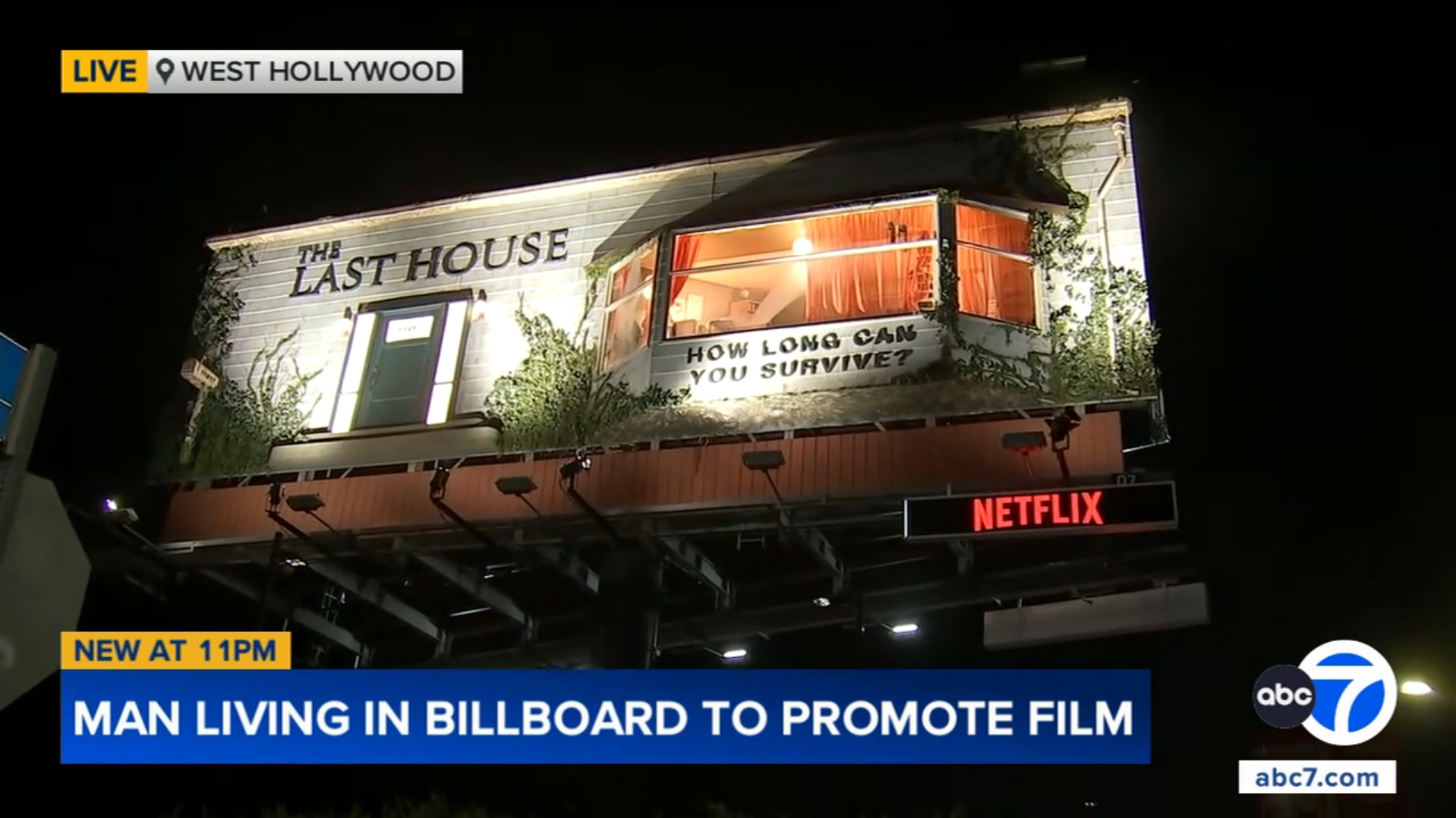 Spectacol pe Sunset Boulevard: un bărbat s-a mutat într-un panou publicitar pentru a promova un thriller Netflix