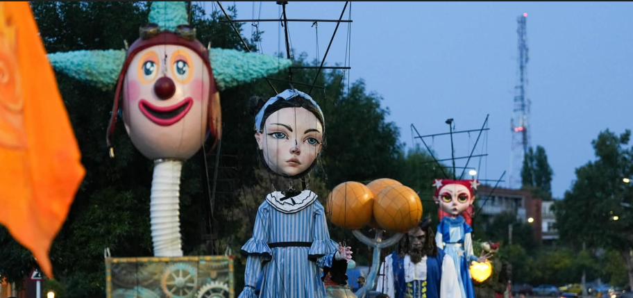 Jurnalistul britanic Charlie Ottley filmează „Puppets Occupy Street” și promovează comorile arhitecturale ale Băniei