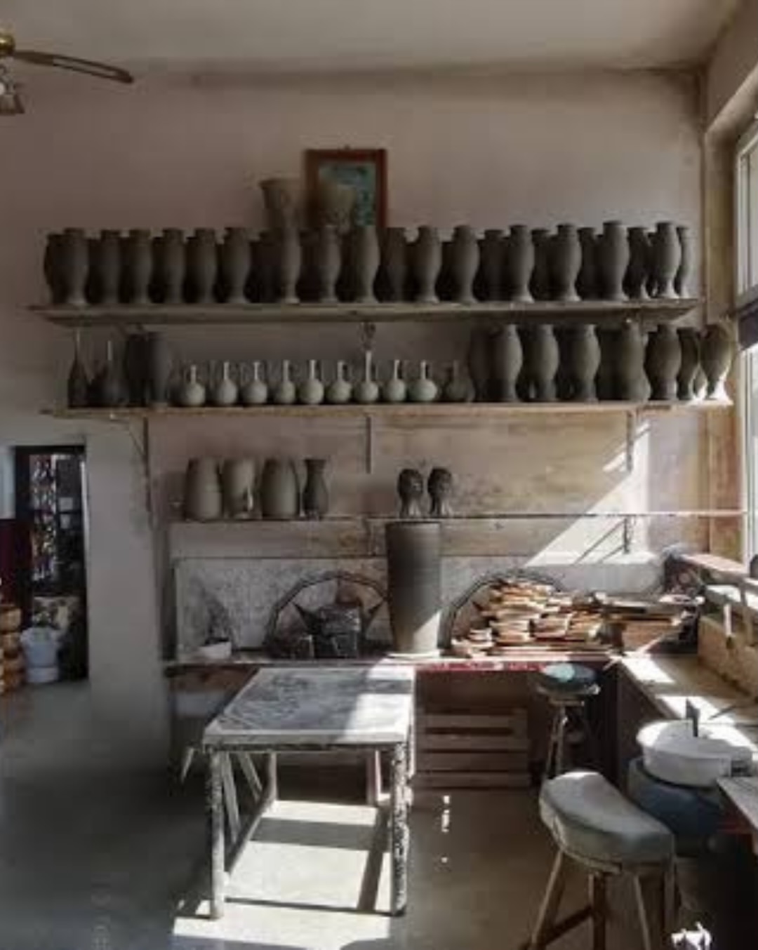 Secretul meșterilor focului: Cum supraviețuiește ceramica neagră de la Marginea | FOTO