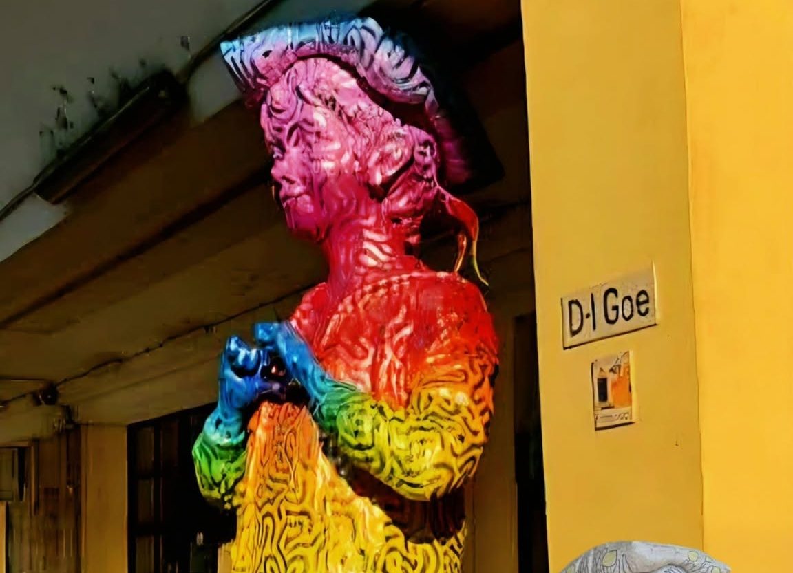 Statuia „Domnul Goe” din Gara de Sud Ploiești, repictată în culorile curcubeului: ce spun organizatorii