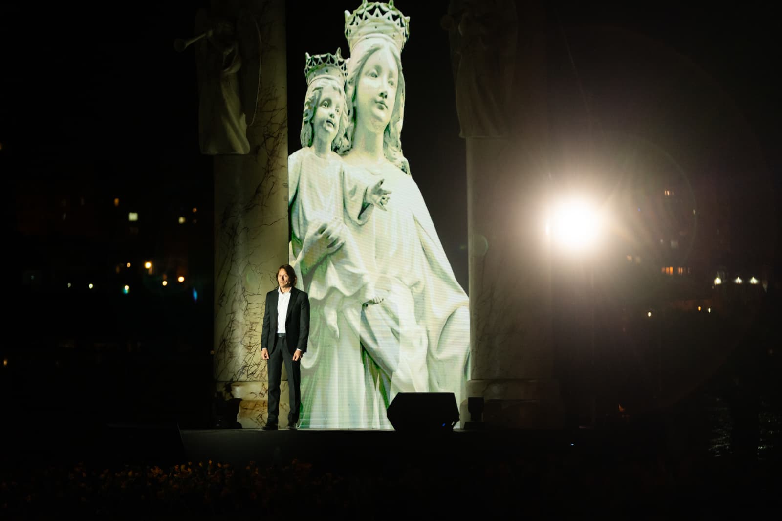 Fascinația muzicii sacre! Corul Madrigal și Marius Manole readuc „Ave Maria” pe scena din București