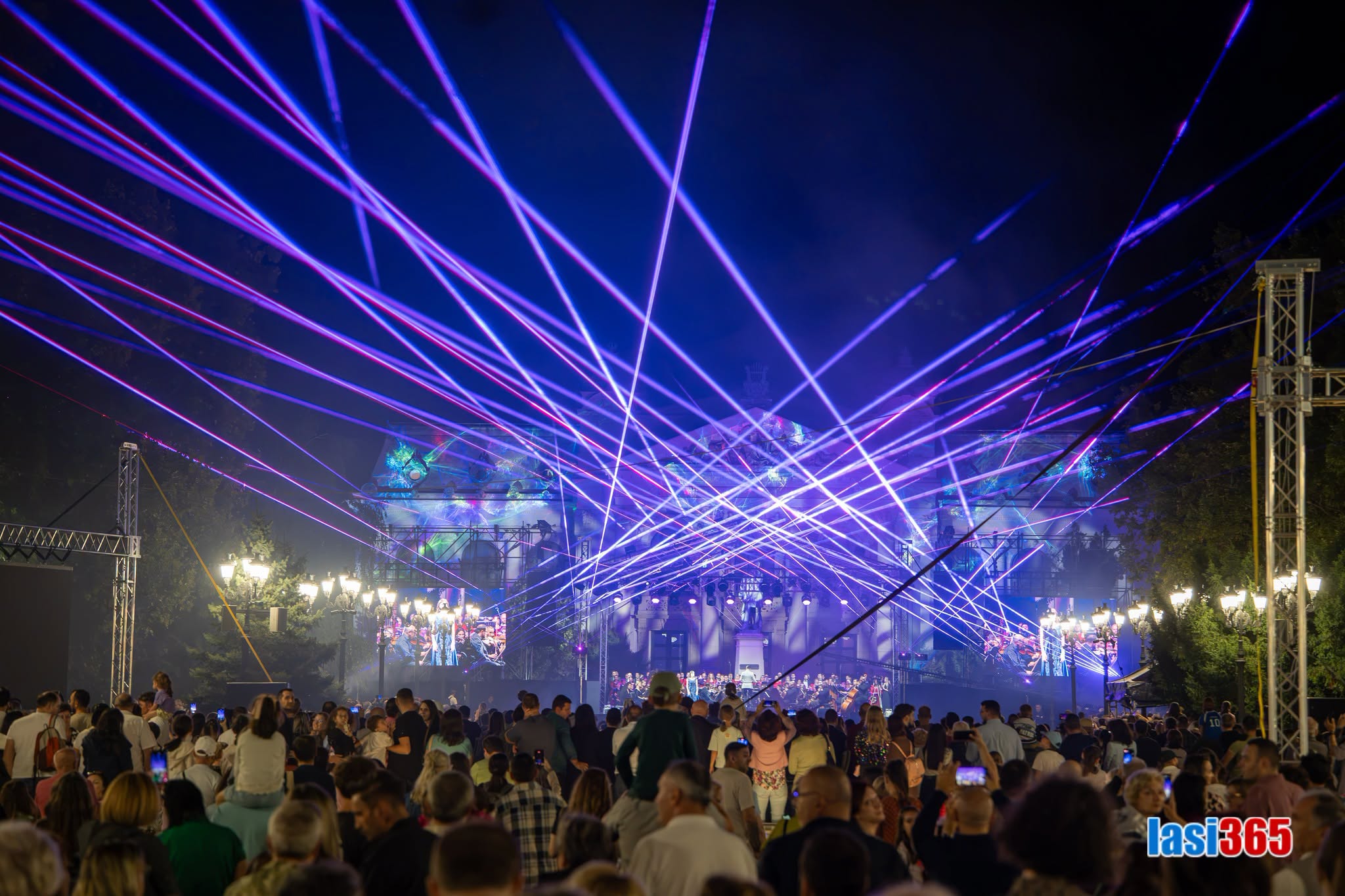 Mii de oameni în Parcul Teatrului din Iași, la gala în aer liber a Operei Naționale Române