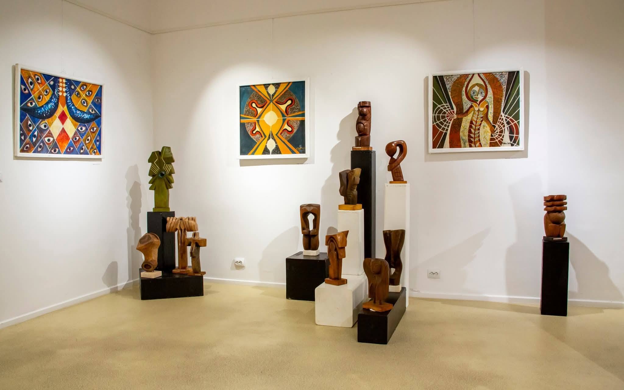 Sculptorul Ioan Șeu, 86 de ani și șase decenii de creație, într-o expoziție aniversară la Galeriile „Forma” din Deva