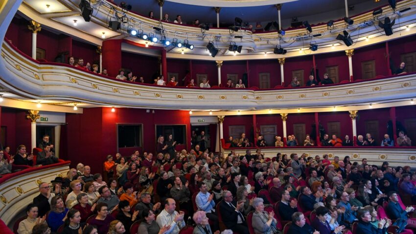„Omul cel bun din Sîciuan”, în regia lui Bocsárdi László, are premiera la Teatrul de Nord din Satu Mare și merge la FITCA