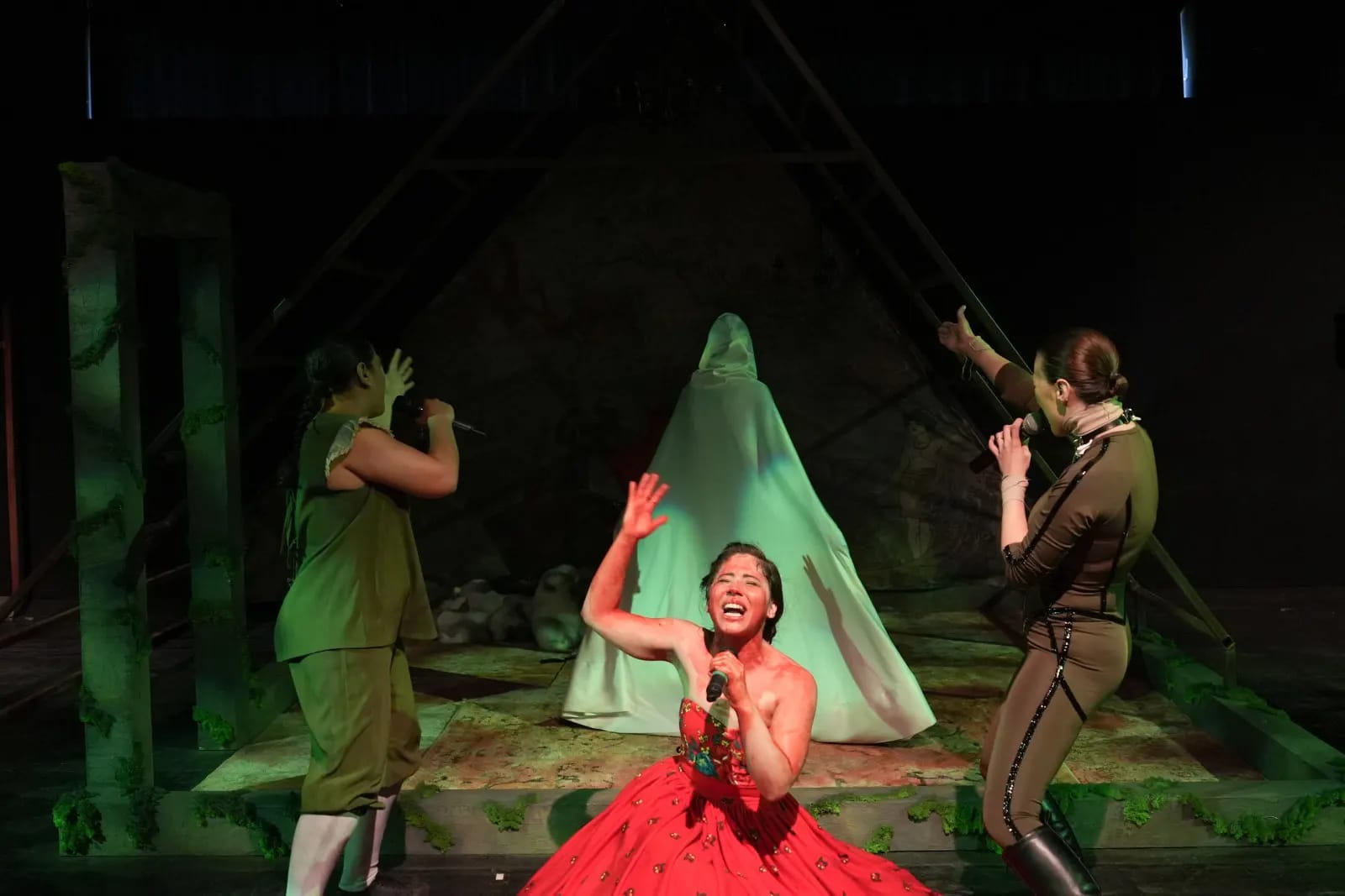 Giuvlipen, prima companie de teatru feminist rom, pornește în turneu cu trei spectacole: Brăila, Craiova, Giurgiu și București