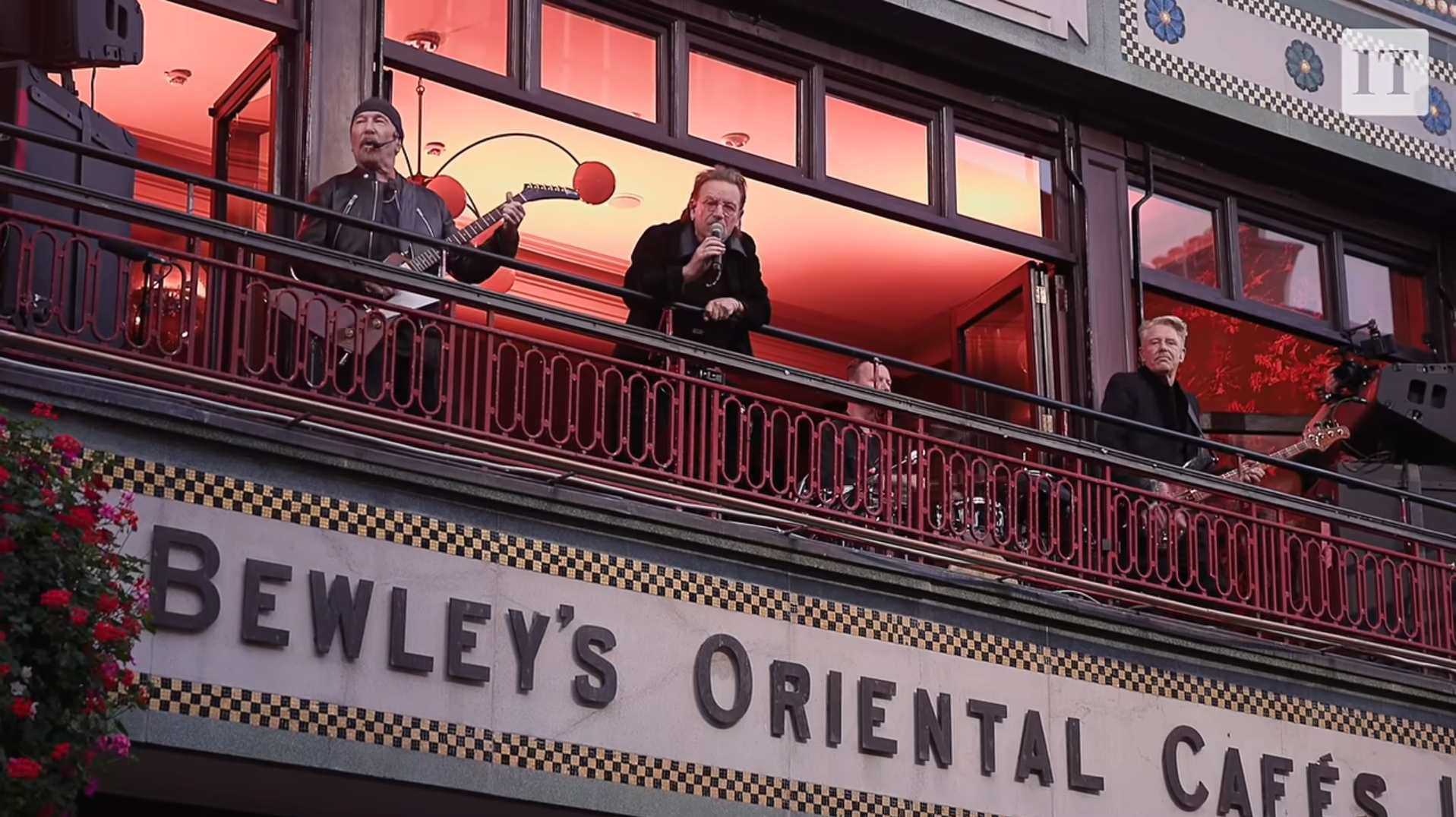 U2 a marcat 50 de ani de la înființare cu un concert surpriză la fostul liceu din Dublin, unde Larry Mullen Jr. a pus anunțul