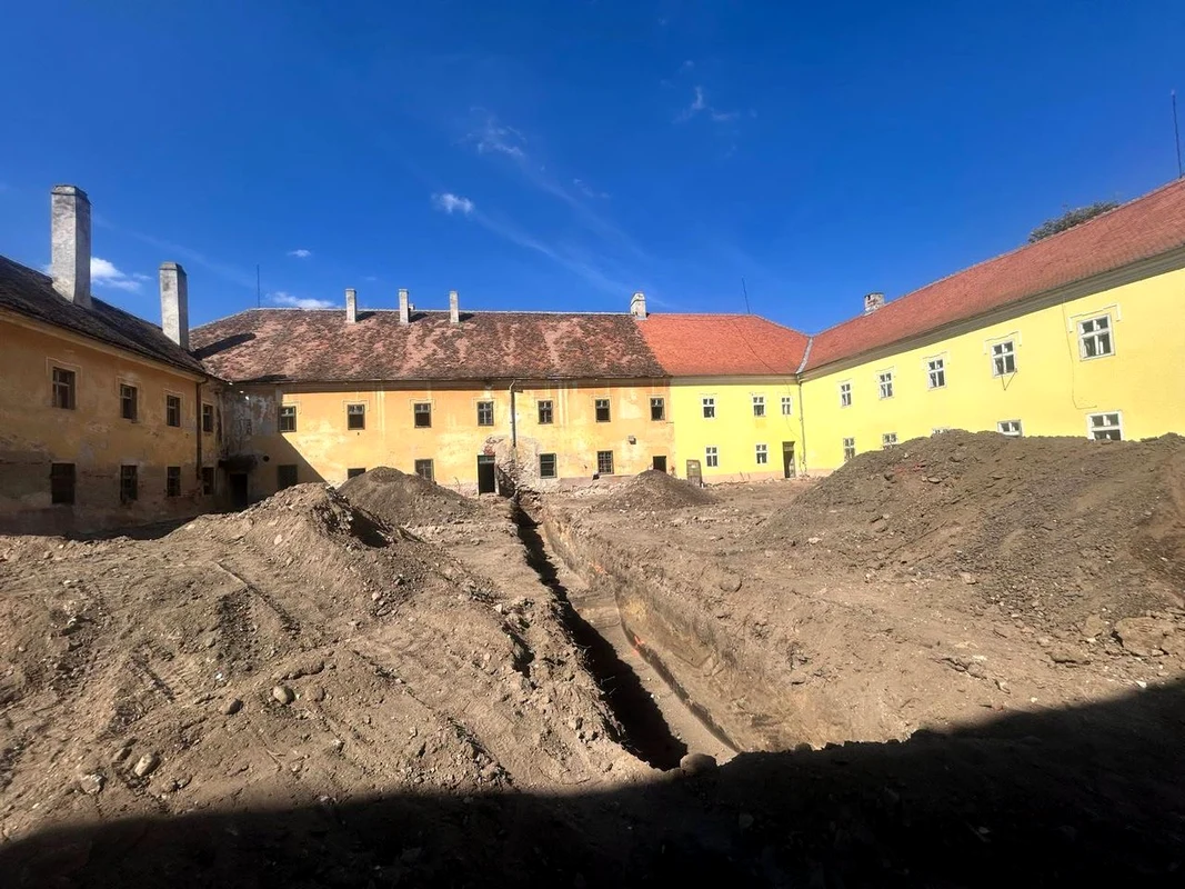 Pavaj din piatră de râu și o groapă de var din secolul XVIII, descoperite la fostul orfelinat Maria Tereza din Sibiu