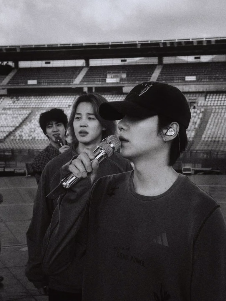 Jungkook și-a fotografiat colegii din BTS cu un Leica