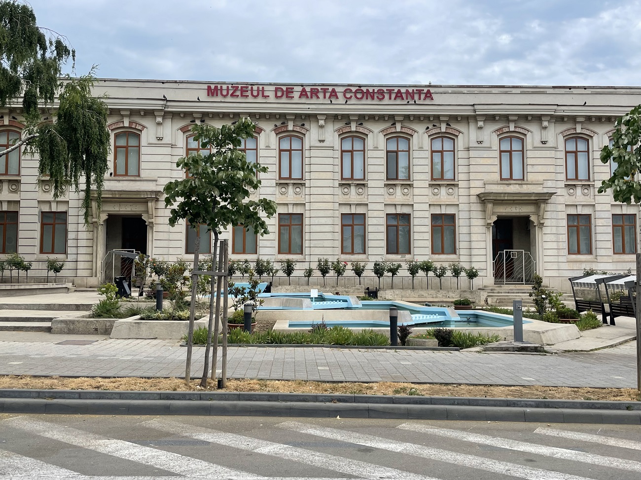 Prima Bienală Internațională de Mail Art de la Constanța: 228 de artiști și peste 400 de cărți poștale despre puterea femininului