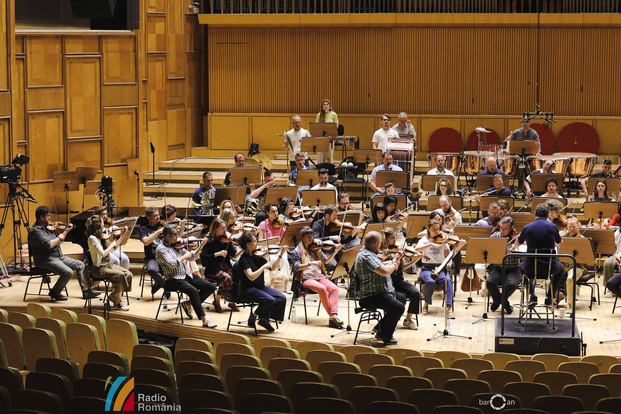Stagiunea 98 la Sala Radio: harpistul Xavier de Maistre și Cristian Mandeal deschid sezonul orchestrelor Radio România