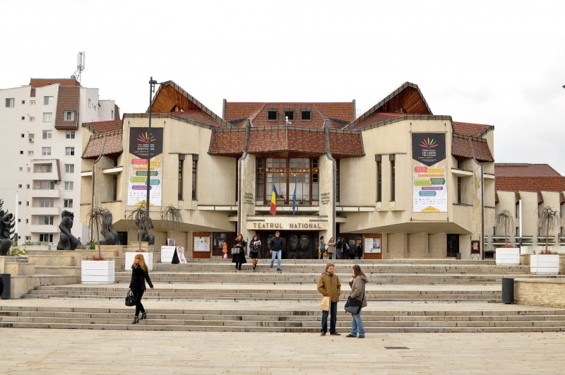 Teatrul Național din Târgu Mureș anunță premierele stagiunii 65: Dabija montează „Plutos”, Ada Milea face „Alice”