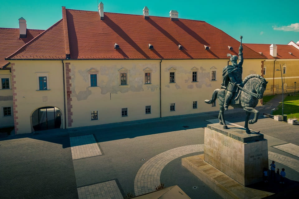 „Memoria regalității”, expoziție la Alba Iulia la 104 ani de la încoronarea regelui Ferdinand și a reginei Maria