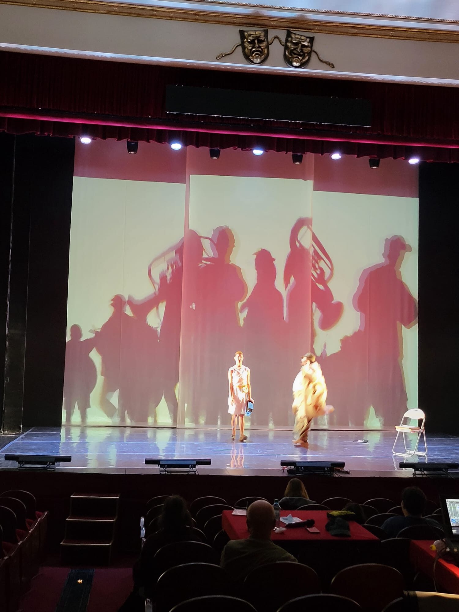 „Omul cel bun din Sîciuan”, în regia lui Bocsárdi László, a deschis stagiunea Trupei „Mihai Raicu” de la Teatrul de Nord Satu Mare